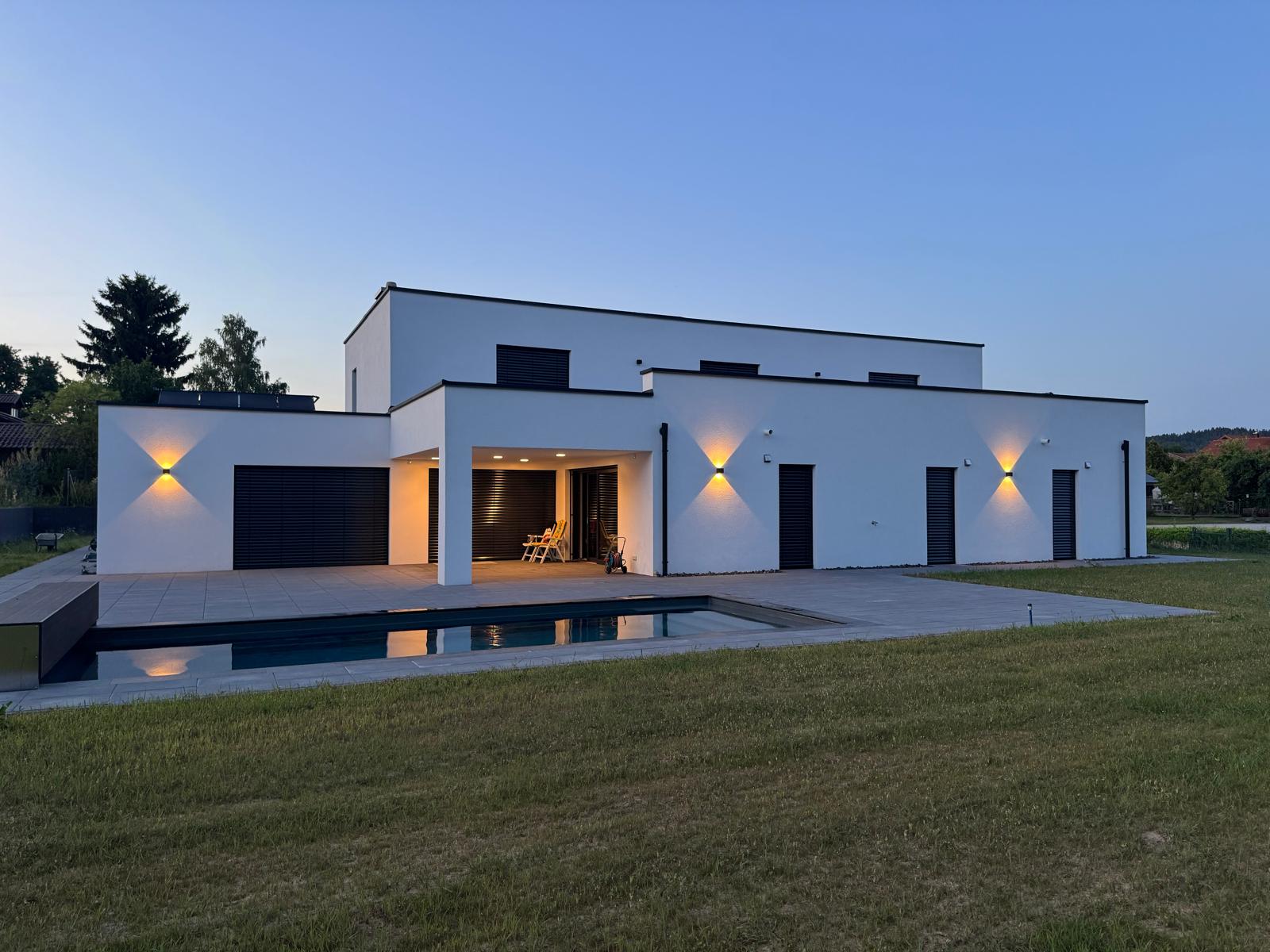 Modernes Wohnhaus mit Pool